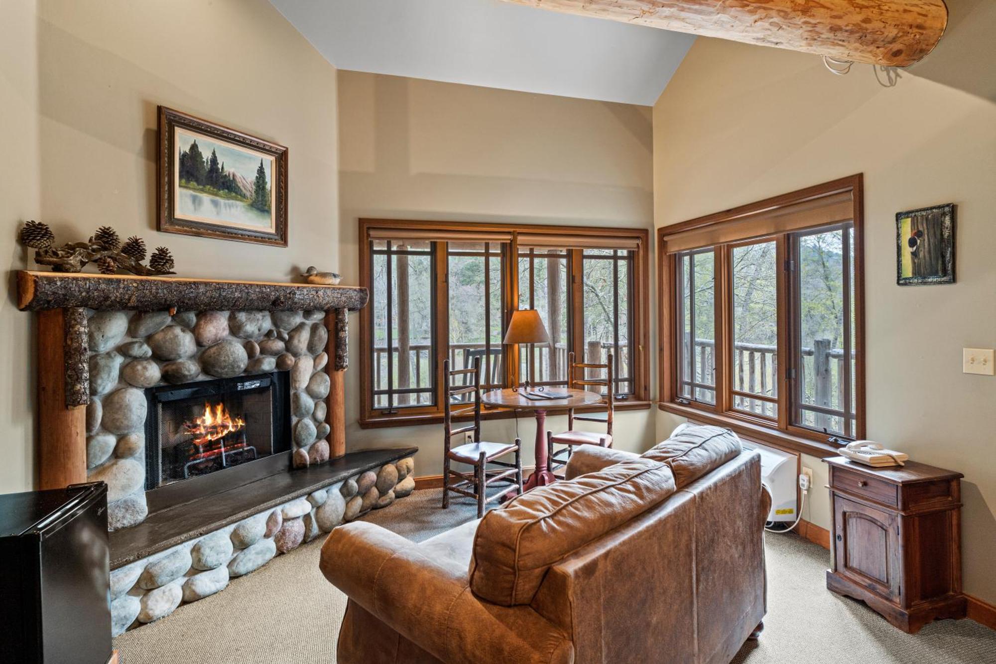Cabin with King Bed and River View,1359344846:JPEG